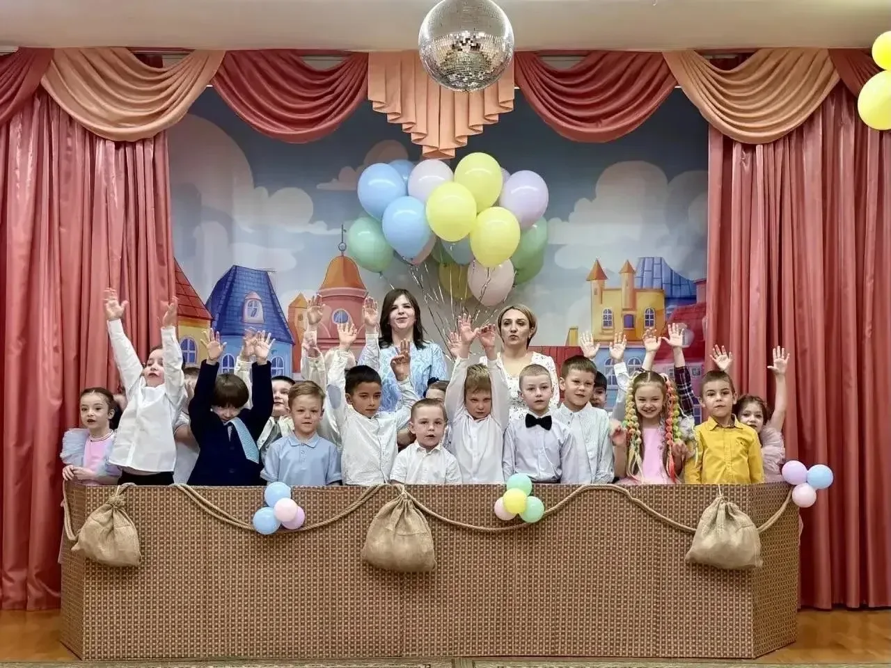 ДО СВИДАНИЯ, ДЕТСКИЙ САД! ВОЛШЕБНОЕ ПУТЕШЕСТВИЕ НА ВОЗДУШНОМ ШАРЕ 🎈  🐝✨ В этот особенный день в детс