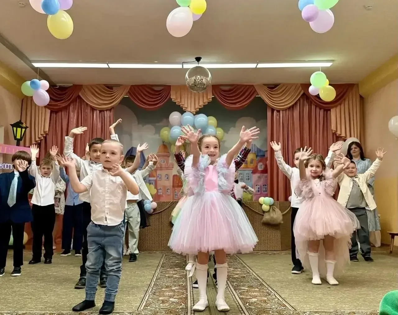 ДО СВИДАНИЯ, ДЕТСКИЙ САД! ВОЛШЕБНОЕ ПУТЕШЕСТВИЕ НА ВОЗДУШНОМ ШАРЕ 🎈  🐝✨ В этот особенный день в детс