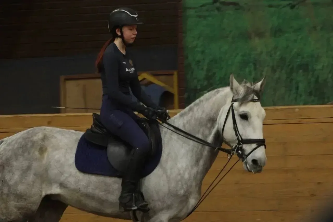 🐎  КОНКУР: ИСТОРИЯ СОНИ, КОТОРАЯ НЕ УМЕЕТ ПРОИГРЫВАТЬ  В 7 утра в воскресенье большинство подростков