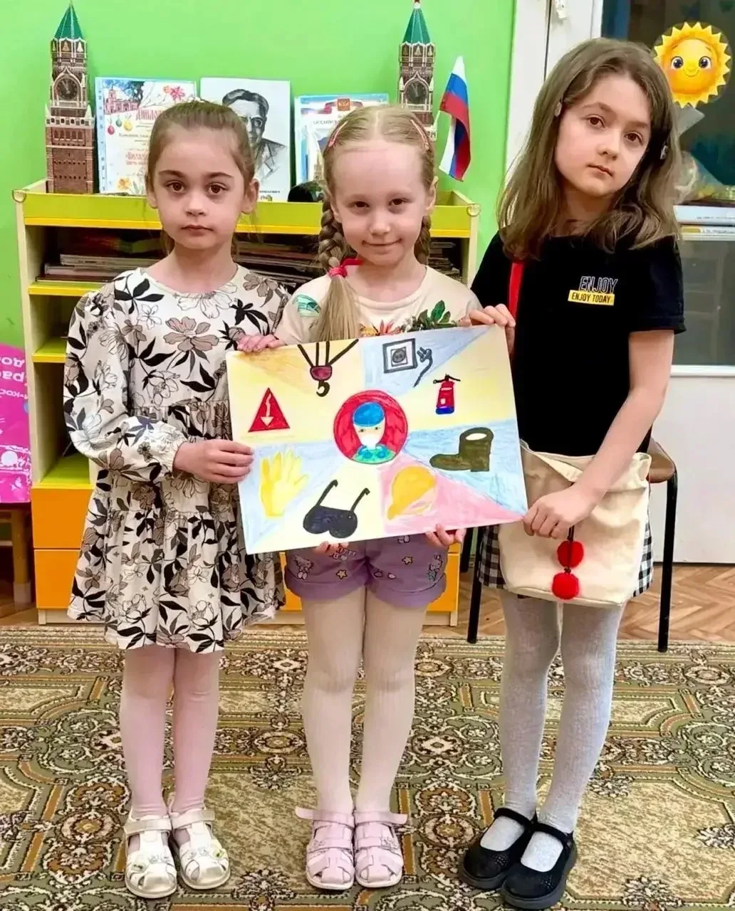 УРОКИ БЕЗОПАСНОСТИ   Дошколята отметили необычный, но очень важный праздник — День охраны труда!   М