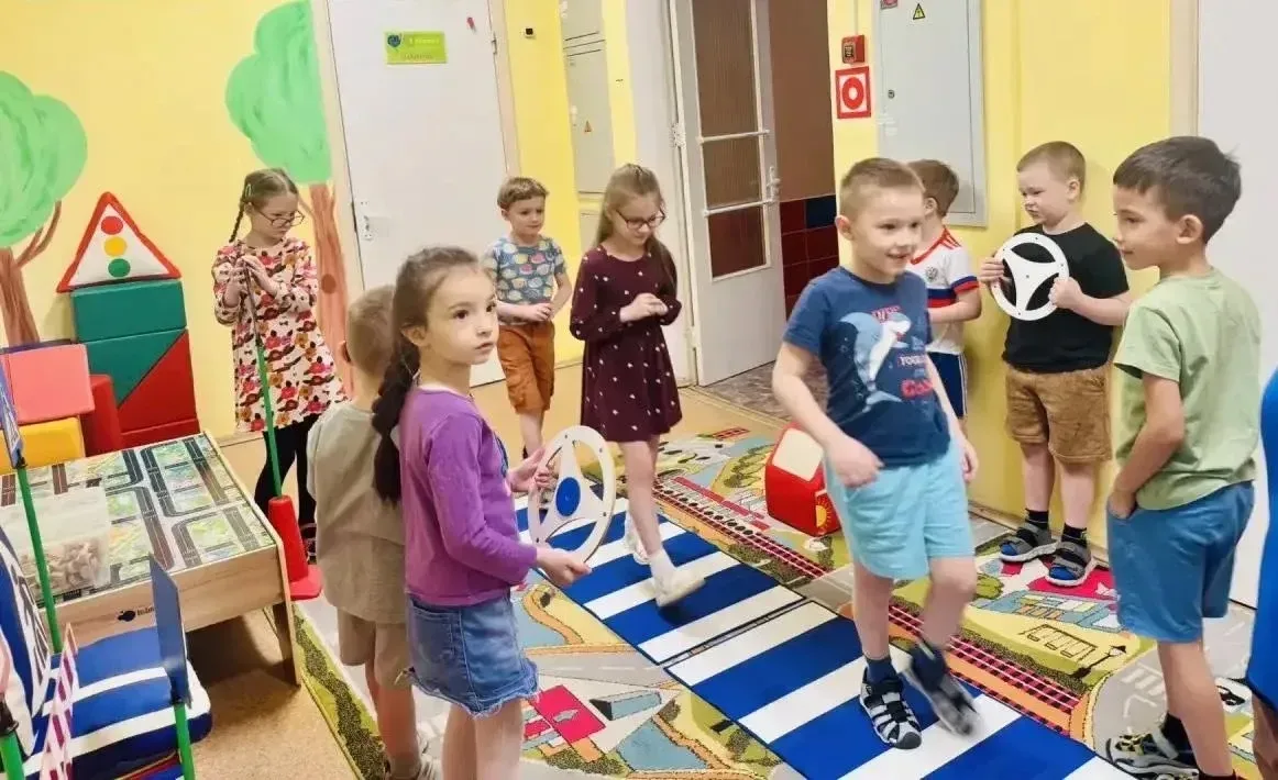 УРОКИ БЕЗОПАСНОСТИ   Дошколята отметили необычный, но очень важный праздник — День охраны труда!   М