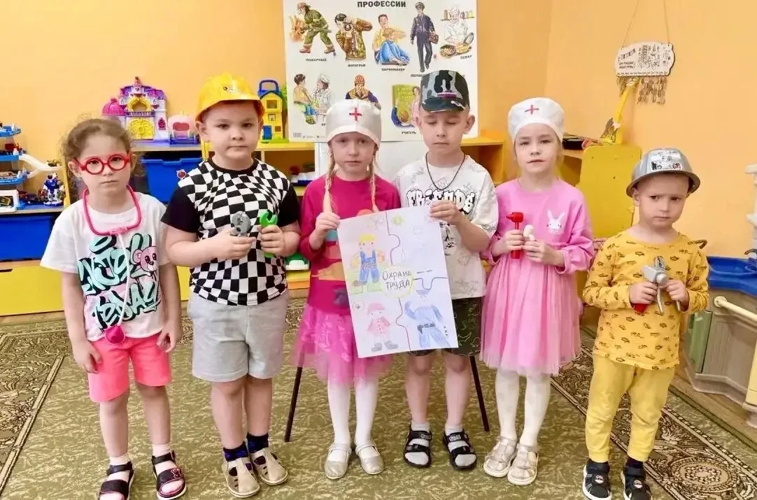 УРОКИ БЕЗОПАСНОСТИ   Дошколята отметили необычный, но очень важный праздник — День охраны труда!   М