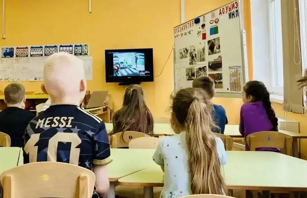 УРОКИ БЕЗОПАСНОСТИ   Дошколята отметили необычный, но очень важный праздник — День охраны труда!   М