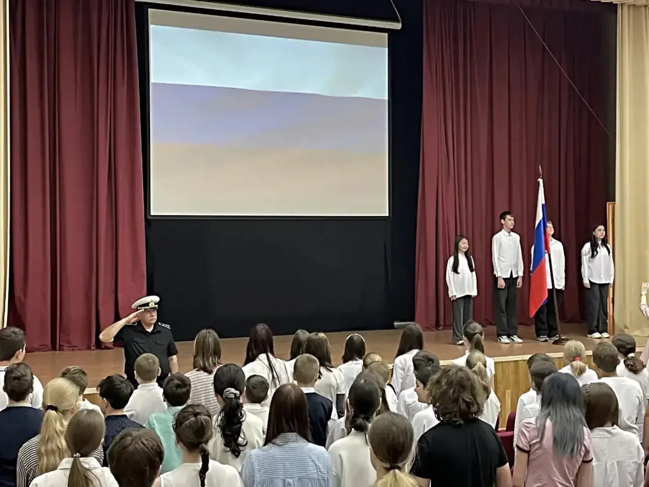 🇷🇺 ЧЕСТВУЕМ ЛУЧШИХ, ВДОХНОВЛЯЕМ ВСЕХ  Сегодня в нашей школе прошла торжественная церемония поднятия 