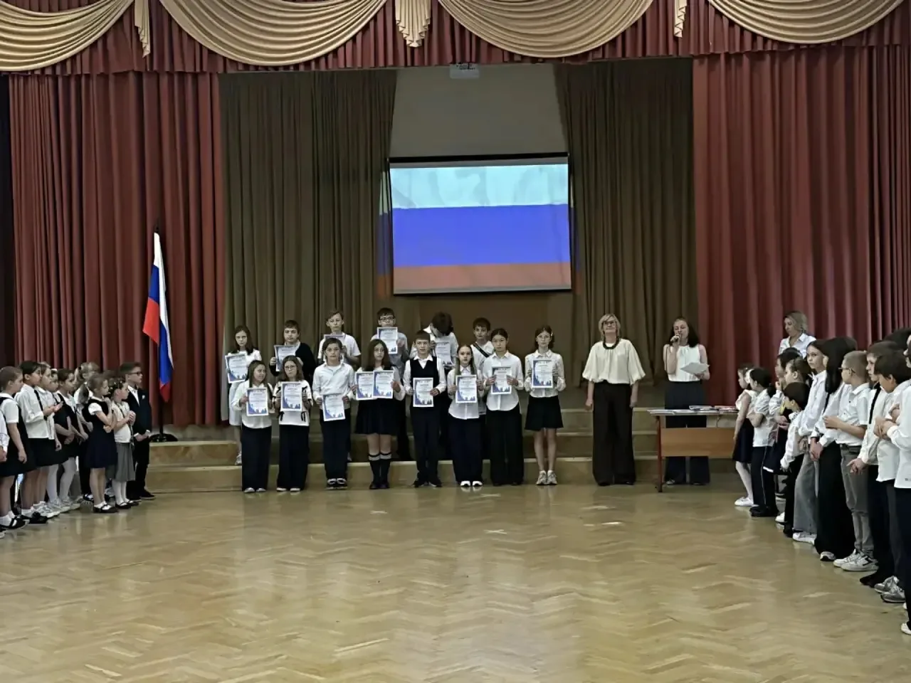 🇷🇺 ЧЕСТВУЕМ ЛУЧШИХ, ВДОХНОВЛЯЕМ ВСЕХ  Сегодня в нашей школе прошла торжественная церемония поднятия 