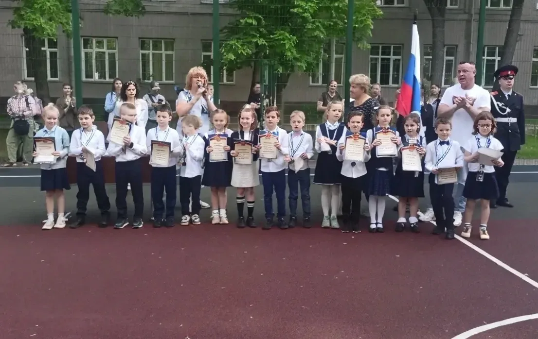 🇷🇺 ЧЕСТВУЕМ ЛУЧШИХ, ВДОХНОВЛЯЕМ ВСЕХ  Сегодня в нашей школе прошла торжественная церемония поднятия 