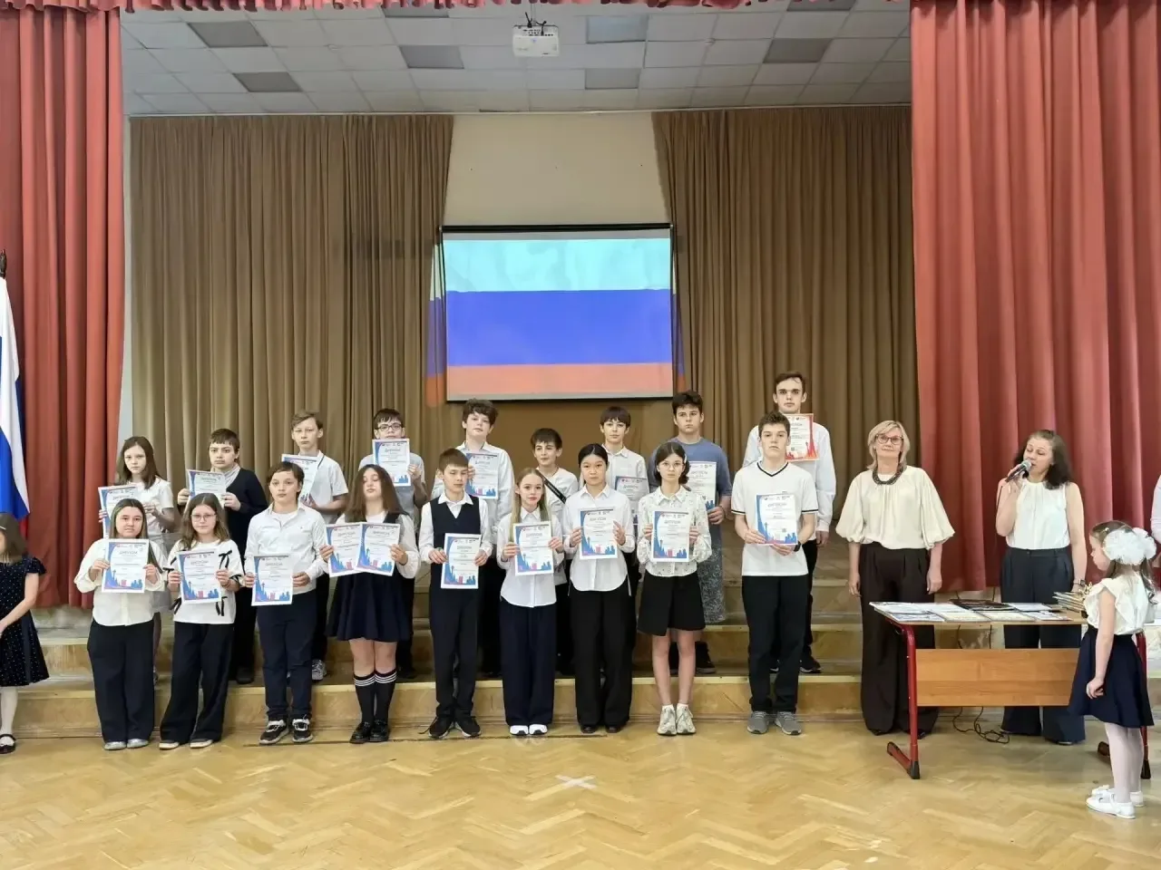🇷🇺 ЧЕСТВУЕМ ЛУЧШИХ, ВДОХНОВЛЯЕМ ВСЕХ  Сегодня в нашей школе прошла торжественная церемония поднятия 
