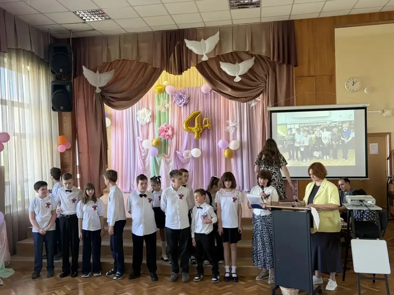 ПРОЩАЙ, НАЧАЛЬНАЯ ШКОЛА   Атмосфера радости и лёгкой грусти вчера царила в корпусе на улице Свободы,