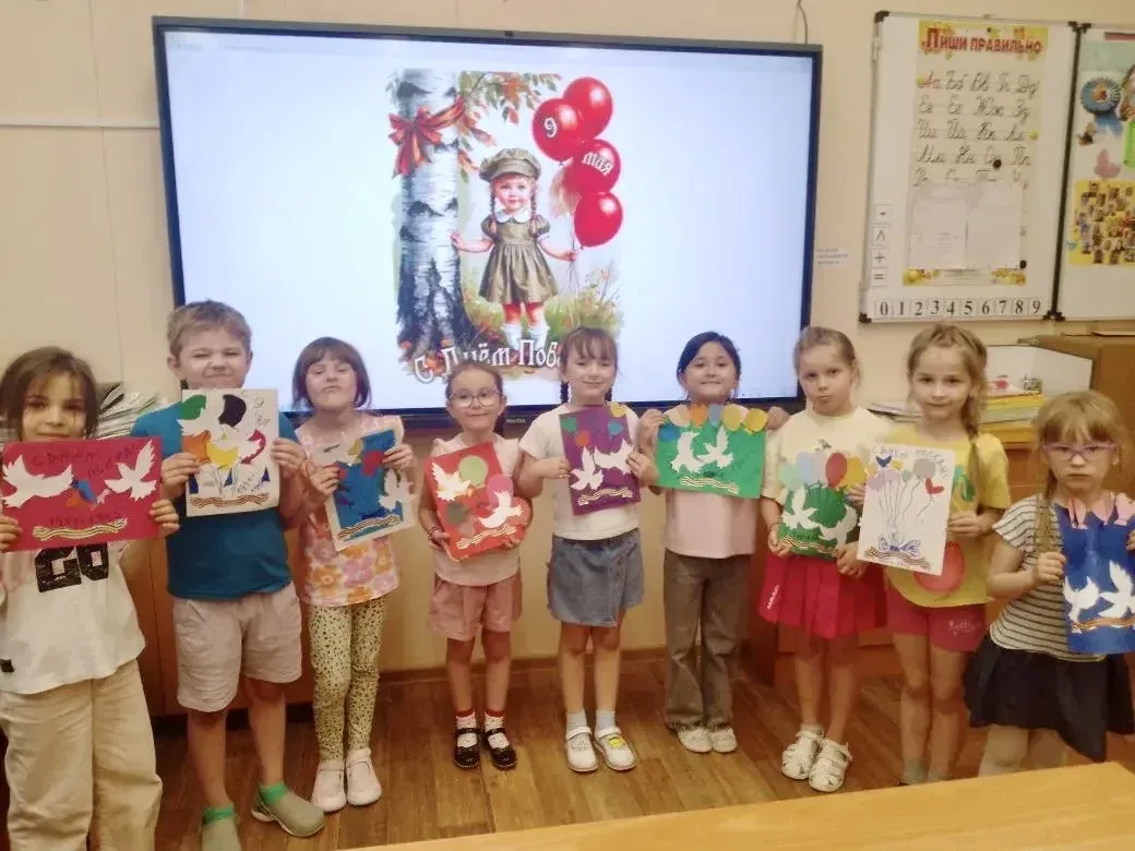 🎨✨ Творчество с душой   В преддверии 9 мая малыши из группы «Дошколёнок» в школьном здании на ул. Ус