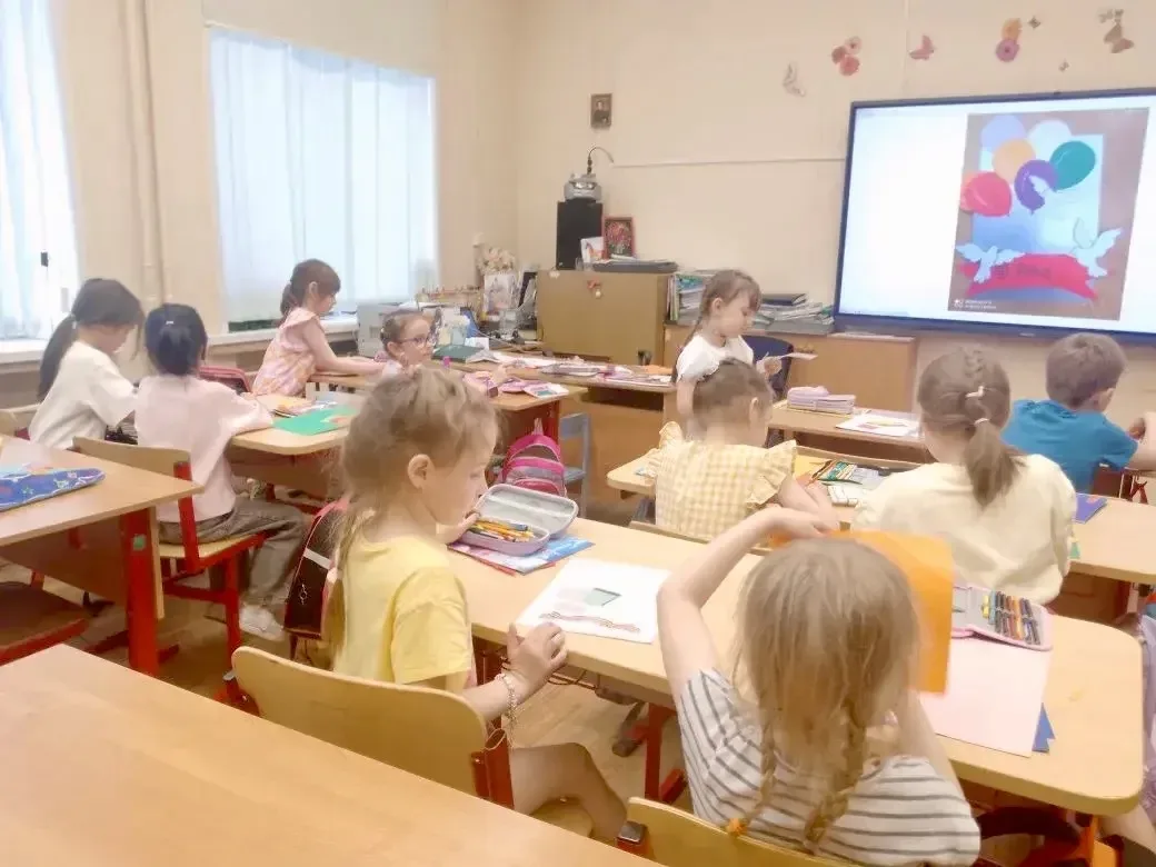 🎨✨ Творчество с душой   В преддверии 9 мая малыши из группы «Дошколёнок» в школьном здании на ул. Ус