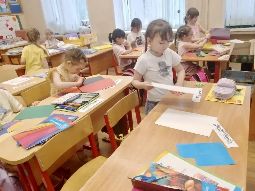 🎨✨ Творчество с душой   В преддверии 9 мая малыши из группы «Дошколёнок» в школьном здании на ул. Ус