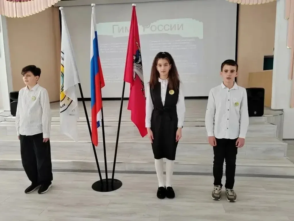 🇷🇺 Новая учебная неделя в ИТШ началась с главного: традиционной линейки и «Разговоров о важном».  Ка