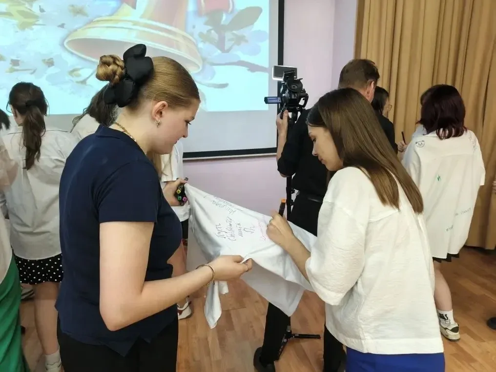 Акция "Марафон пожеланий на белом" Выпускники объединились в добрых пожеланиях!  Сегодня, 21 мая, на