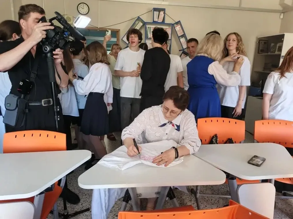 Акция "Марафон пожеланий на белом" Выпускники объединились в добрых пожеланиях!  Сегодня, 21 мая, на