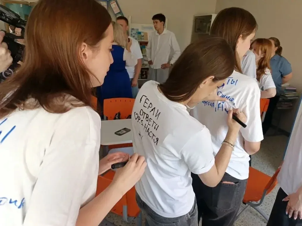 Акция "Марафон пожеланий на белом" Выпускники объединились в добрых пожеланиях!  Сегодня, 21 мая, на