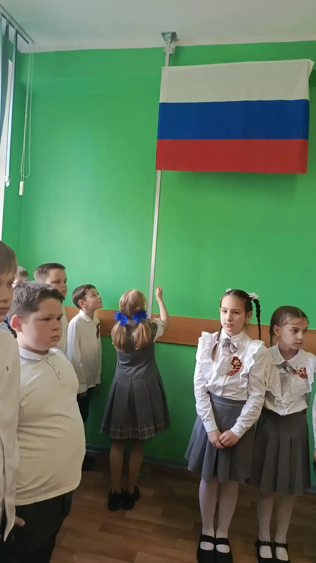 🇷🇺 Равнение на триколор Пятница 15 мая в МБОУ СОШ №9 закончилась торжественной линейкой, спуском фла