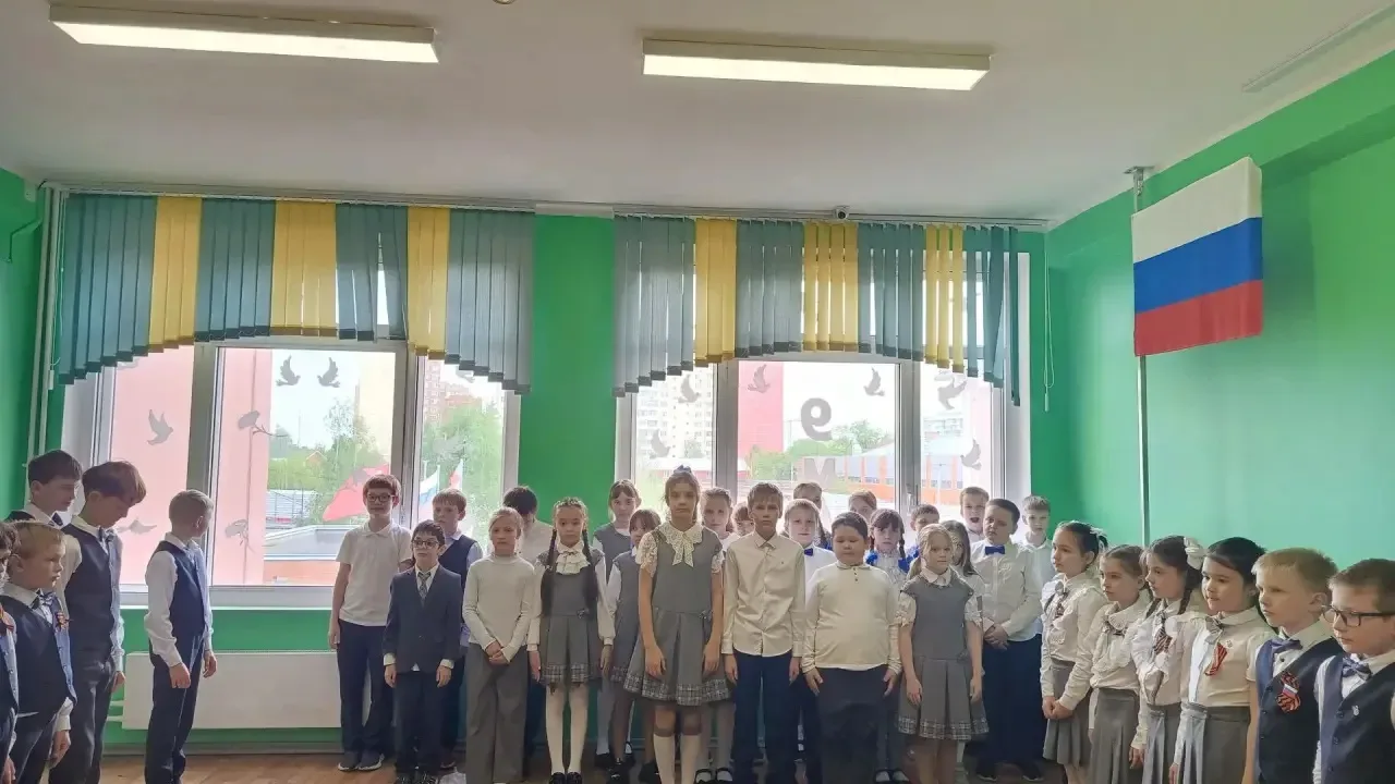 🇷🇺 Равнение на триколор Пятница 15 мая в МБОУ СОШ №9 закончилась торжественной линейкой, спуском фла