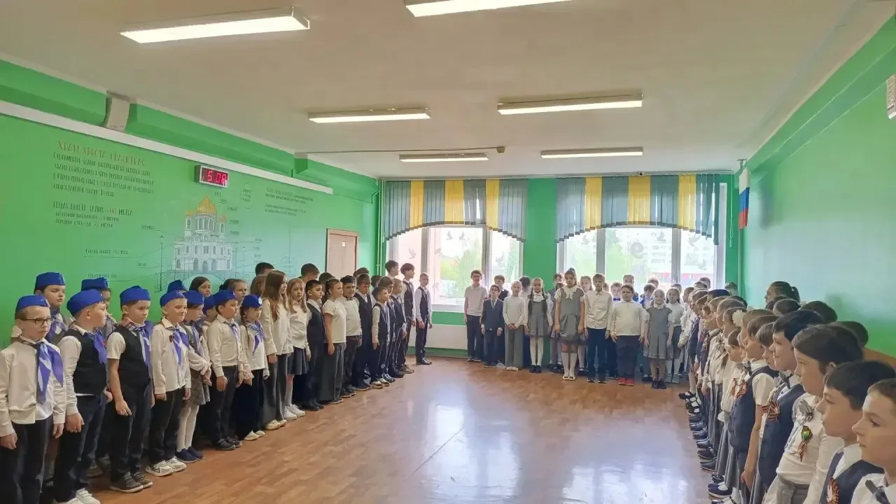 🇷🇺 Равнение на триколор Пятница 15 мая в МБОУ СОШ №9 закончилась торжественной линейкой, спуском фла