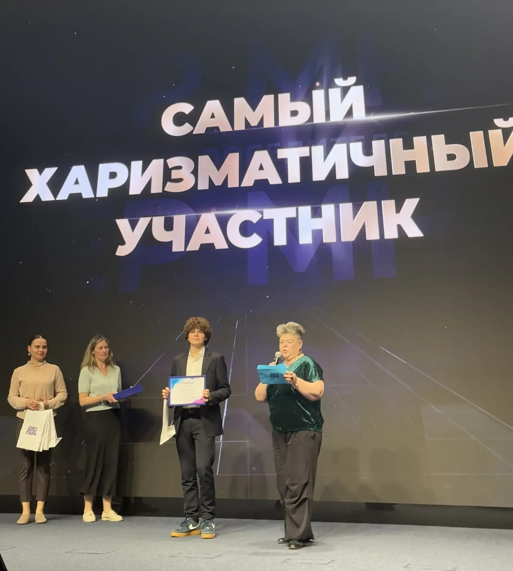 Церемония награждения победителей и призеров конкурса «Лидер мнения»   Ученик 8Б класса Феликс стал 