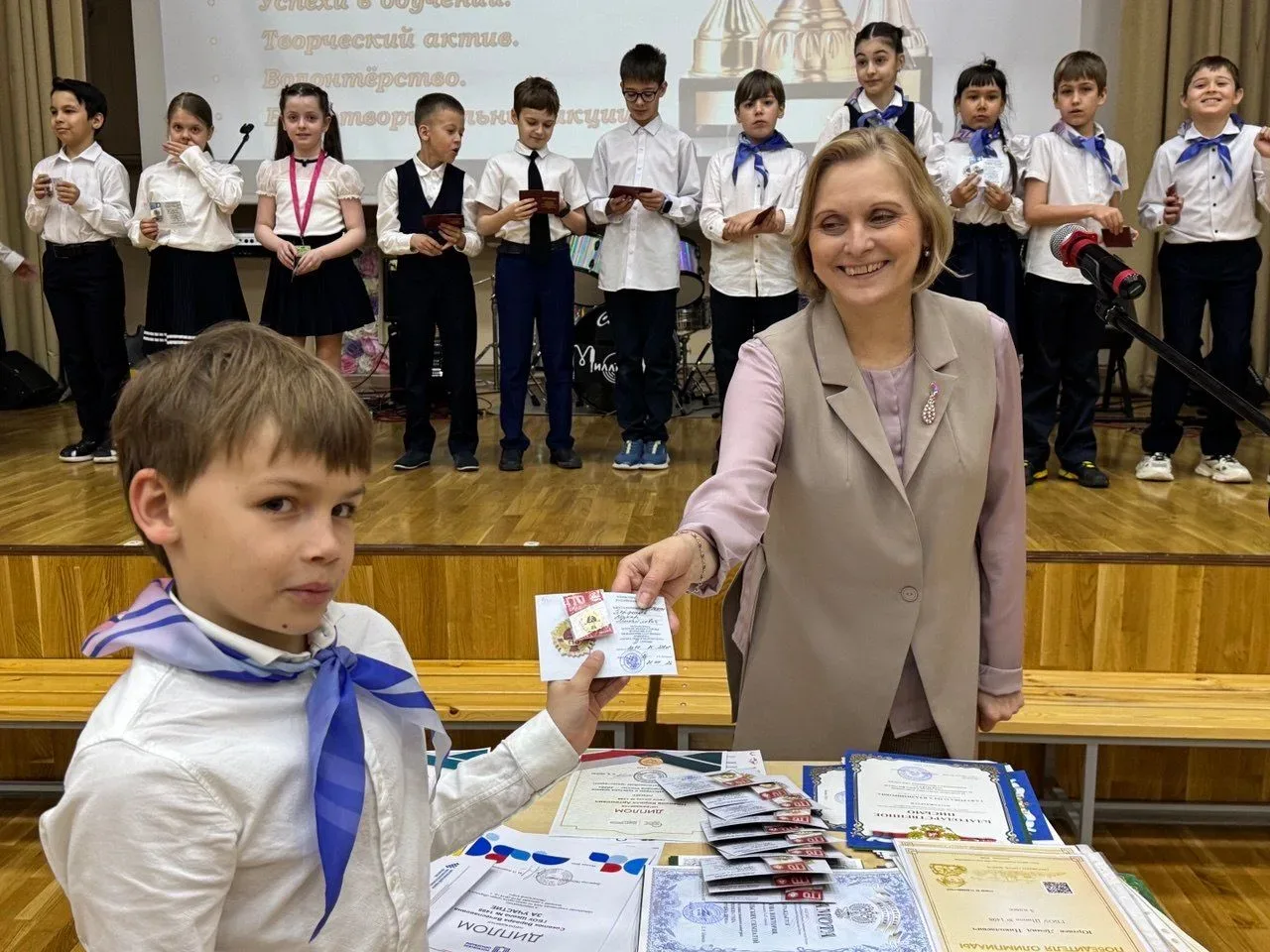 В школе №1498 прошли итоговые торжественные линейки.  Завершение учебного года — это время для подве