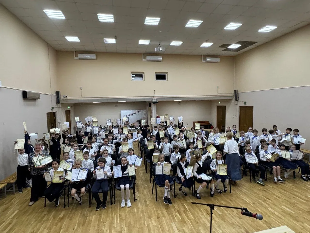В школе №1498 прошли итоговые торжественные линейки.  Завершение учебного года — это время для подве