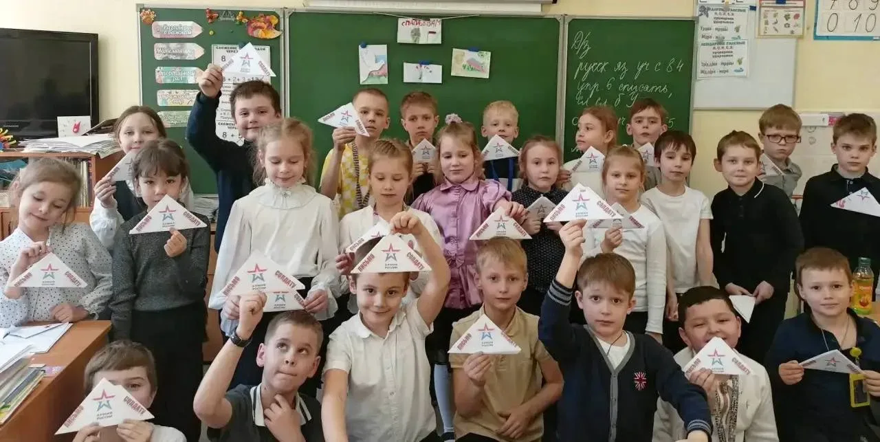 💌Письма солдатам   В нашей школе прошла акция по сбору подарков для военнослужащих - школьники вмест