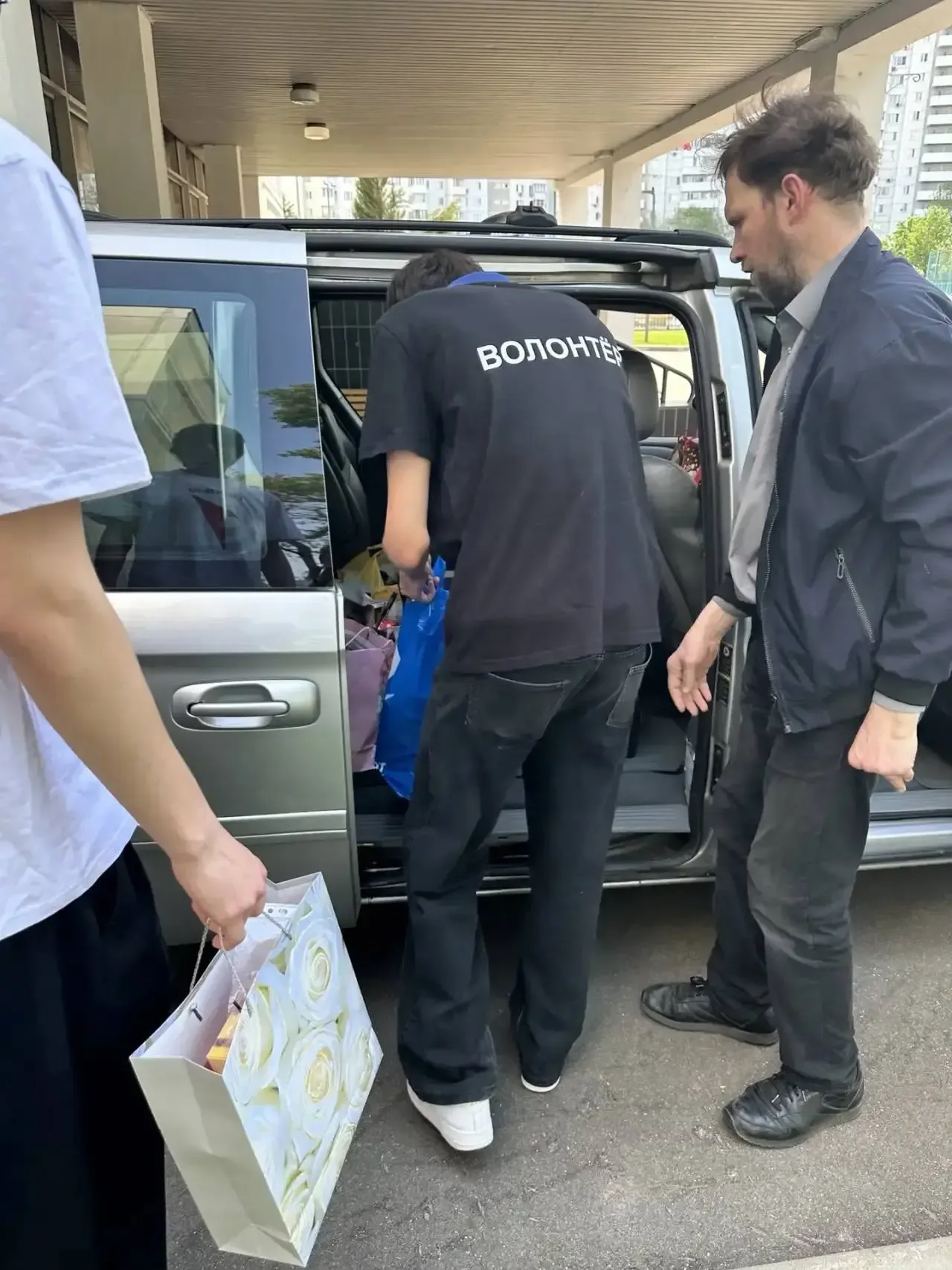 💌Письма солдатам   В нашей школе прошла акция по сбору подарков для военнослужащих - школьники вмест