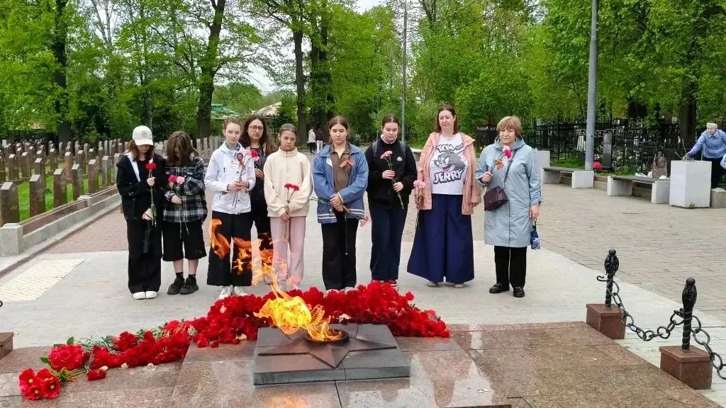 🎖Возложение цветов у мемориала на Преображенском кладбище  Ученики и родители 5 «Ж» класса возложили