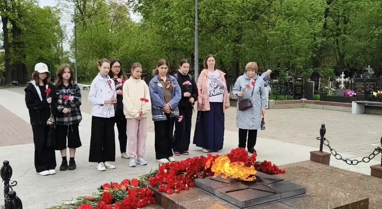 🎖Возложение цветов у мемориала на Преображенском кладбище  Ученики и родители 5 «Ж» класса возложили