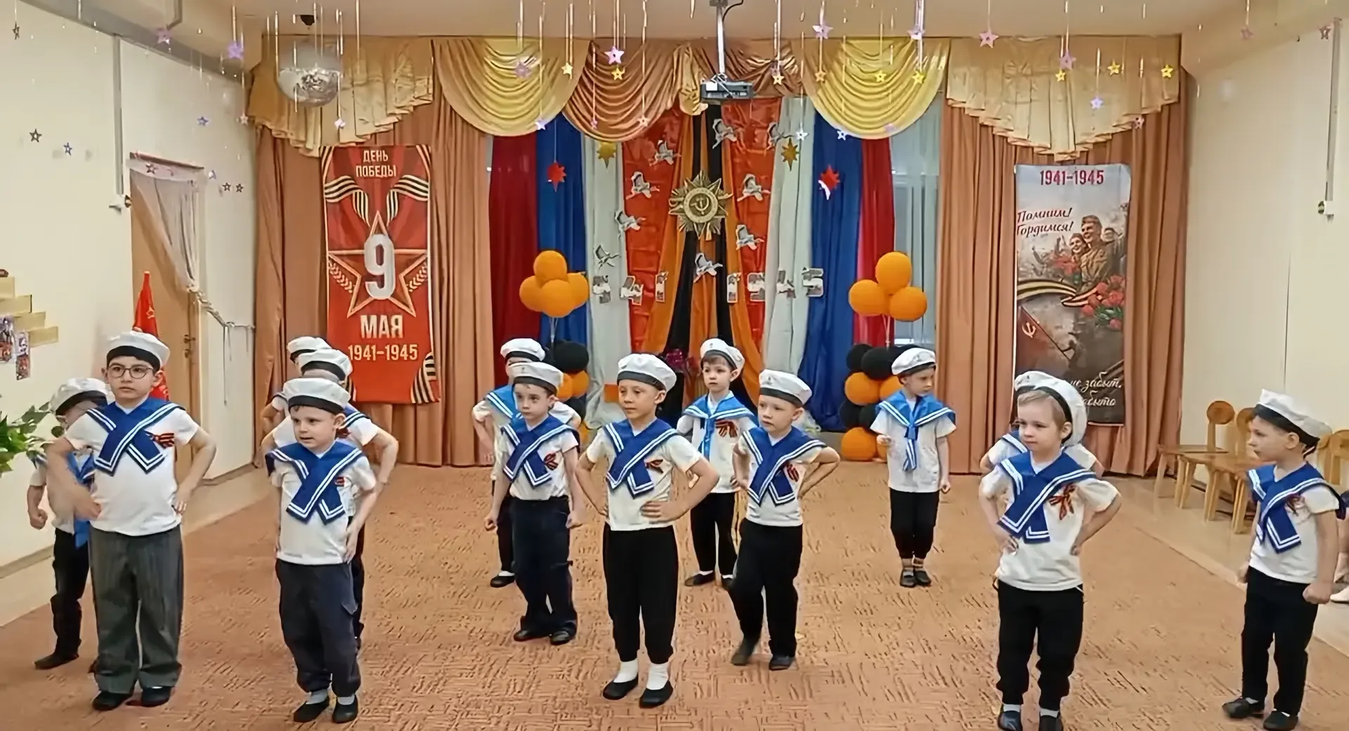 ❤️День Победы в детских садах  Праздничные выходные мы завершаем кадрами наших замечательных малышей