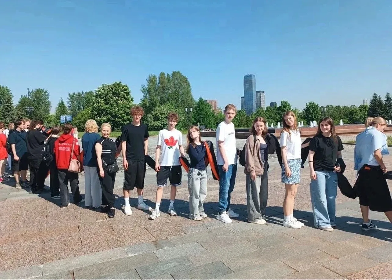 ❤️Акция «Георгиевская ленточка»   Наши девятиклассники вместе со своими педагогами Сергеем Михайлови