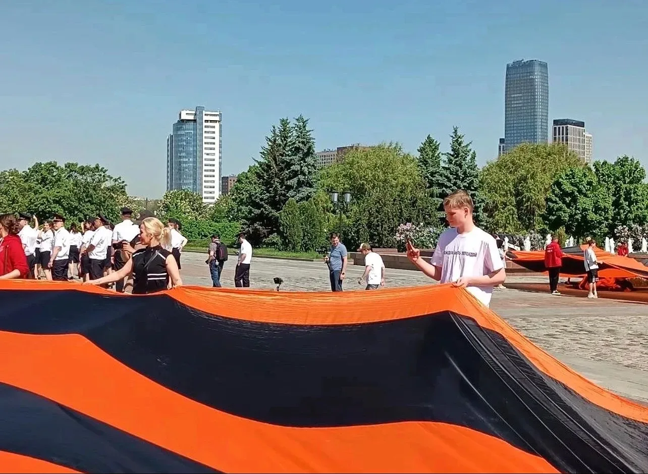 ❤️Акция «Георгиевская ленточка»   Наши девятиклассники вместе со своими педагогами Сергеем Михайлови
