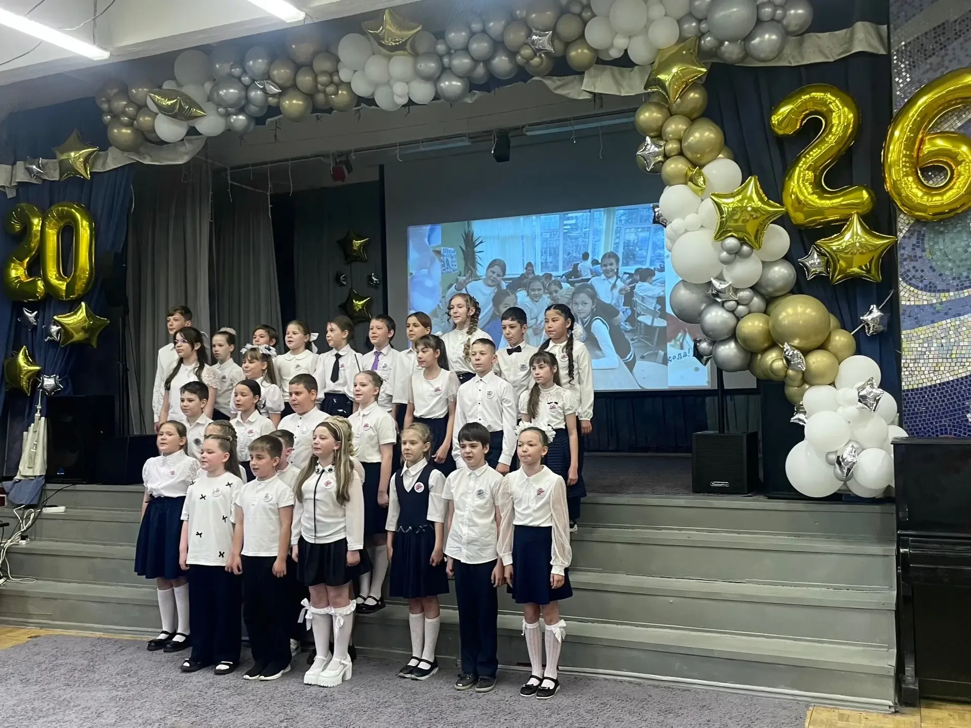 🎊 Сегодня состоялся выпускной для учеников 4-х классов: ребята прощались со своими первыми учителями
