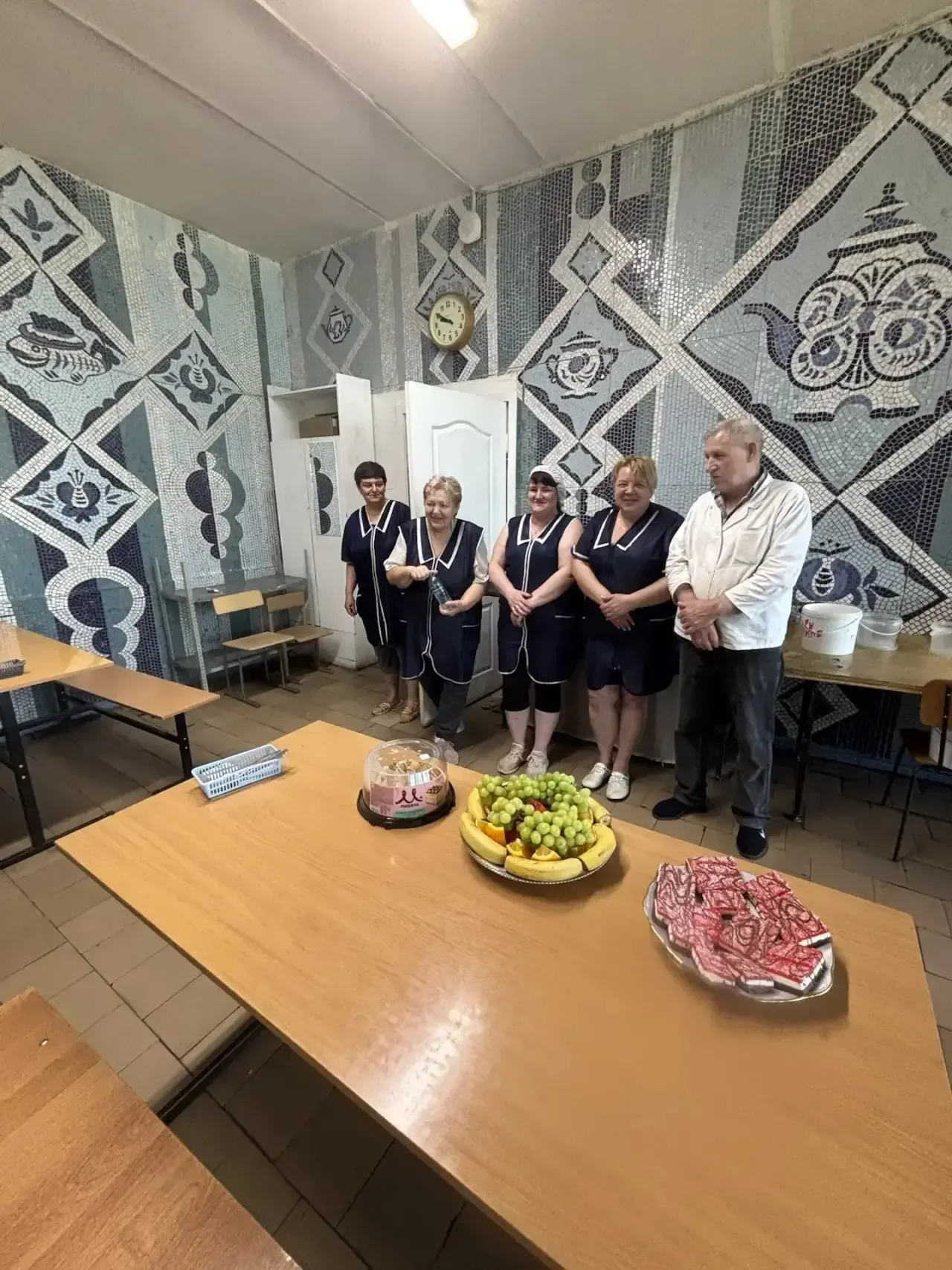 🎊 Ученики выпускных классов собрались вместе, чтобы выразить глубокую признательность педагогическом