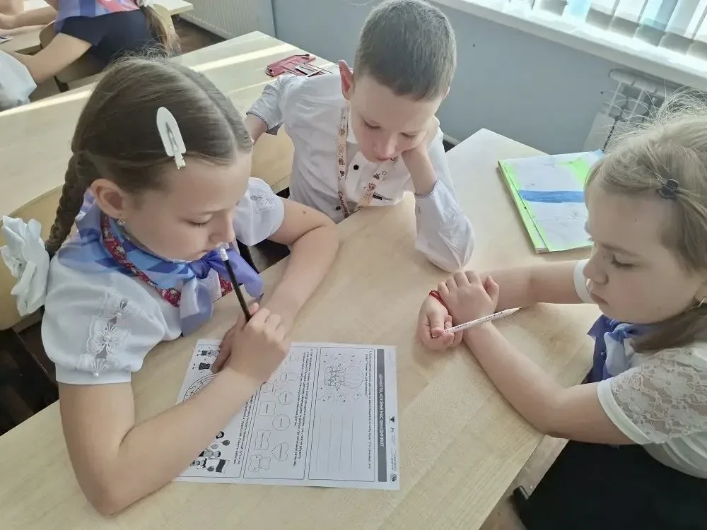 🇷🇺 РАЗГОВОРЫ О ВАЖНОМ! 🇷🇺  🇷🇺 Утро понедельника 18 мая 2026 года в Гимназии традиционно началось с т