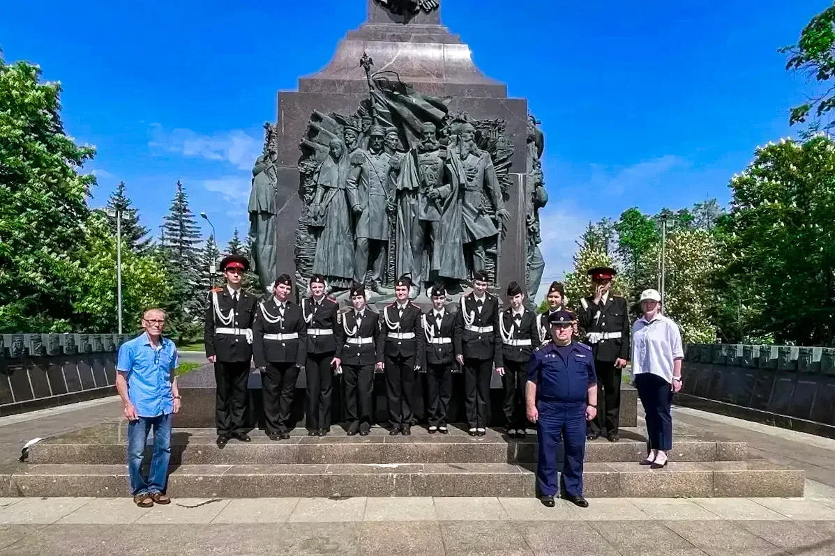 🎖 Наши кадеты — участники парада «Не прервется связь поколений»    На Поклонной горе прошел ежегодны
