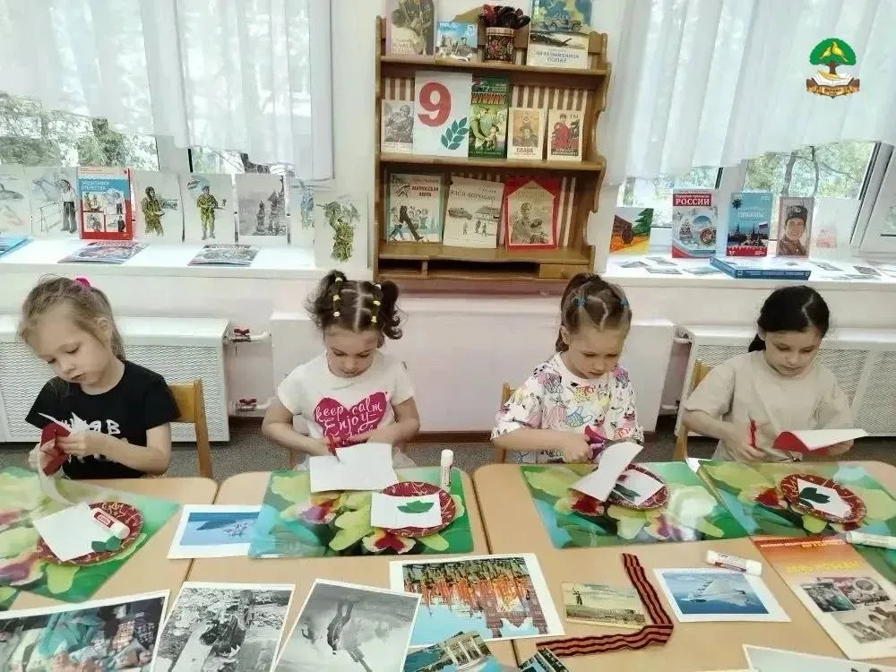 Маленькие сердца, большая память ❤️  На прошлой неделе в преддверии 81-й годовщины Дня Победы старша