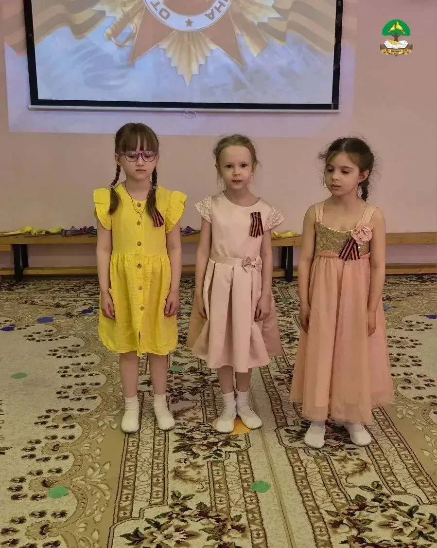 Скоро праздник. Для деда Я учусь писать: «Победа!» Буквы ровно не встают, Легче рисовать салют! 🎇  В