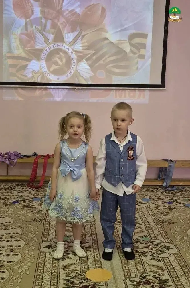 Скоро праздник. Для деда Я учусь писать: «Победа!» Буквы ровно не встают, Легче рисовать салют! 🎇  В