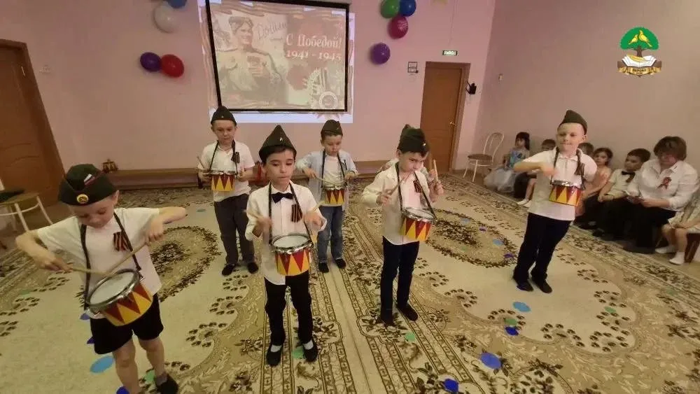 Скоро праздник. Для деда Я учусь писать: «Победа!» Буквы ровно не встают, Легче рисовать салют! 🎇  В