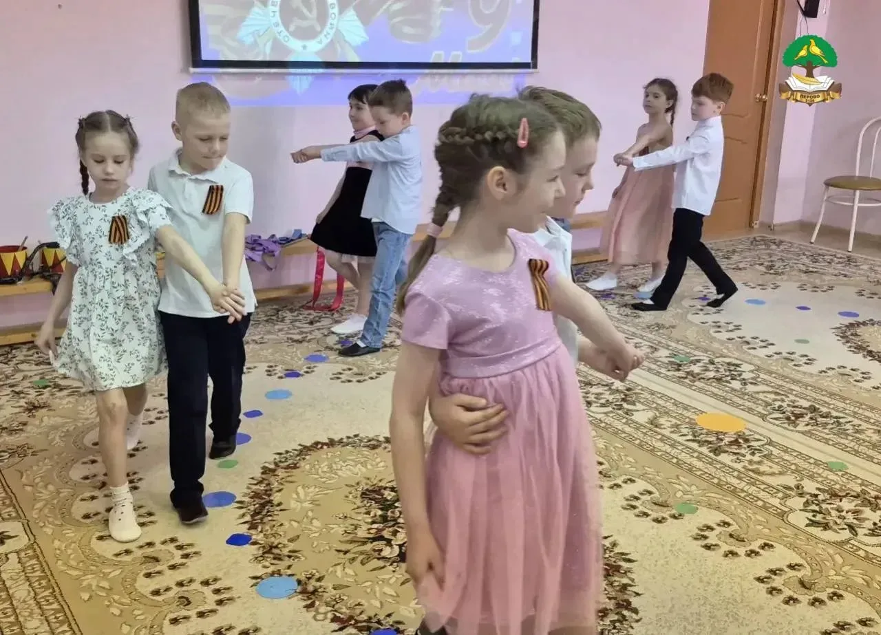 Скоро праздник. Для деда Я учусь писать: «Победа!» Буквы ровно не встают, Легче рисовать салют! 🎇  В