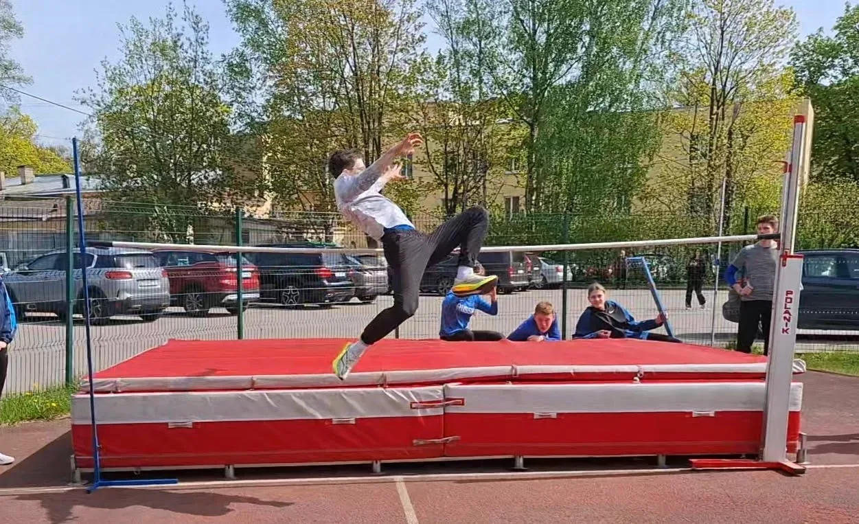 🏆СТУДЕНТЫ ПЕРВОГО КУРСА НГУ ИМ. П. Ф. ЛЕСГАФТА СОСТЯЗАЛИСЬ В ПРЫЖКАХ В ВЫСОТУ🏆   👉12 мая на стадионе