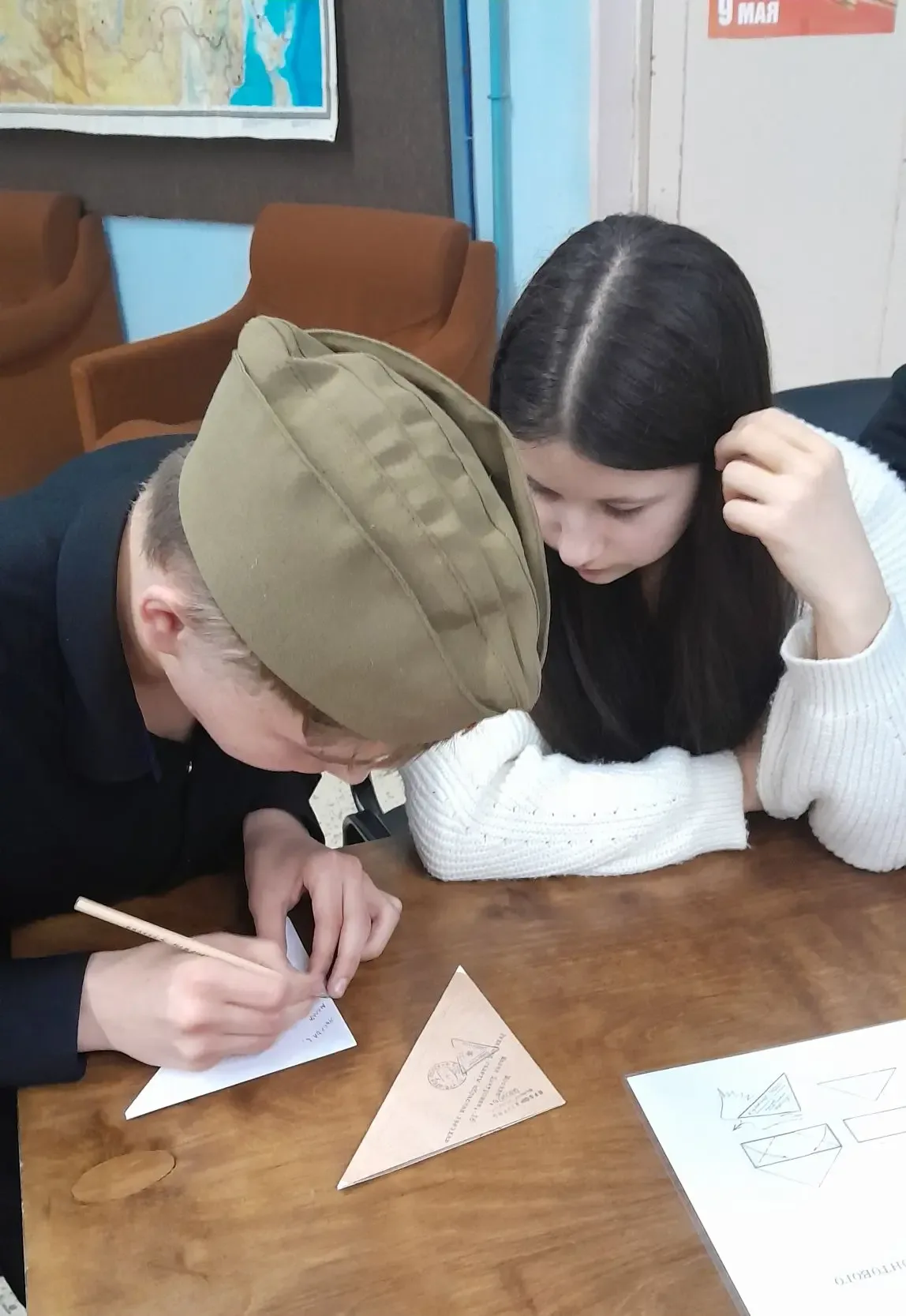 15 мая учащиеся 8 " Б" побывали в Киришском краеведческом музее на выставке фронтовых писем. Ребята 