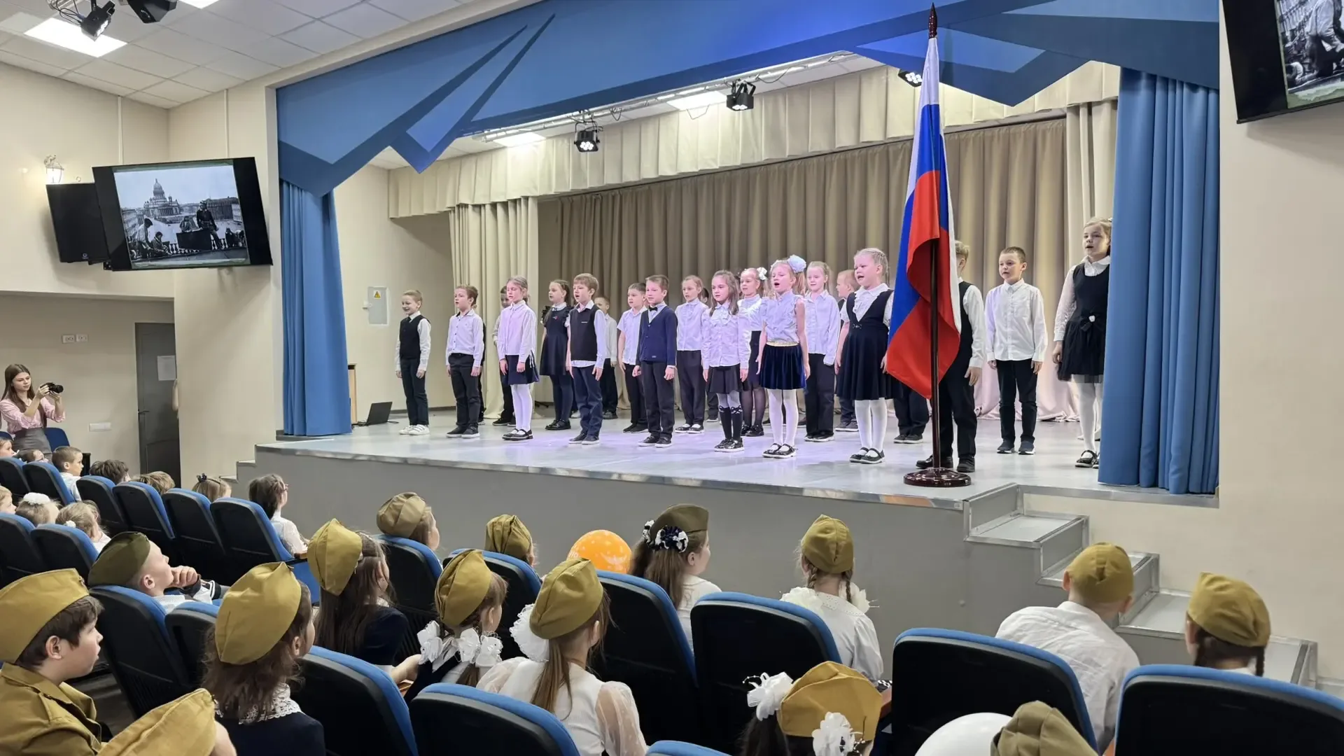 В преддверии великого праздника, Дня Победы, в нашей школе состоялся фестиваль военной песни.  Под с
