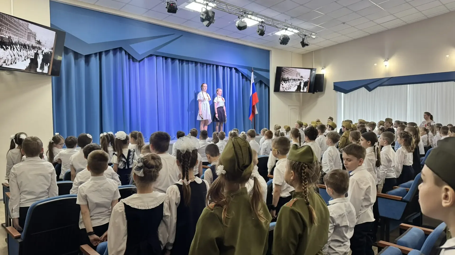 В преддверии великого праздника, Дня Победы, в нашей школе состоялся фестиваль военной песни.  Под с
