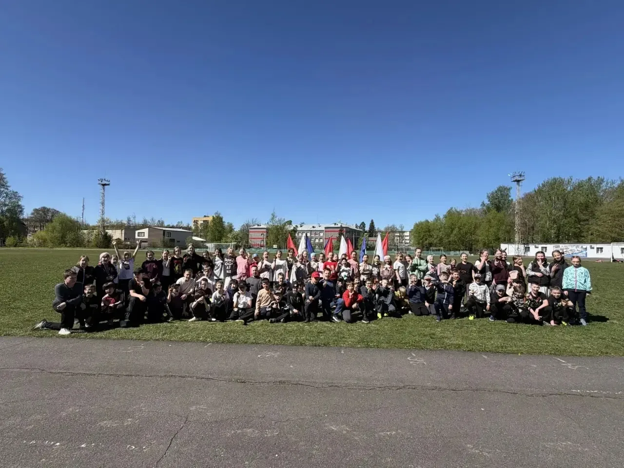 🏃‍♂️ Бежим в честь Победы!  90 человек учеников начальной школы приняли участие в легкоатлетическом 
