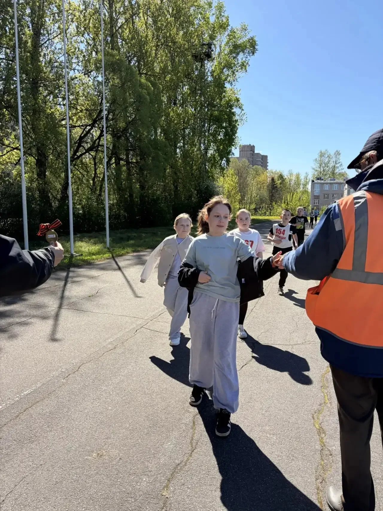 🏃‍♂️ Бежим в честь Победы!  90 человек учеников начальной школы приняли участие в легкоатлетическом 