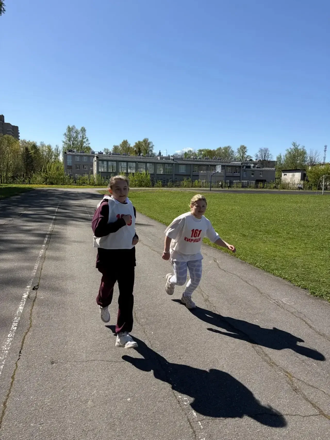 🏃‍♂️ Бежим в честь Победы!  90 человек учеников начальной школы приняли участие в легкоатлетическом 