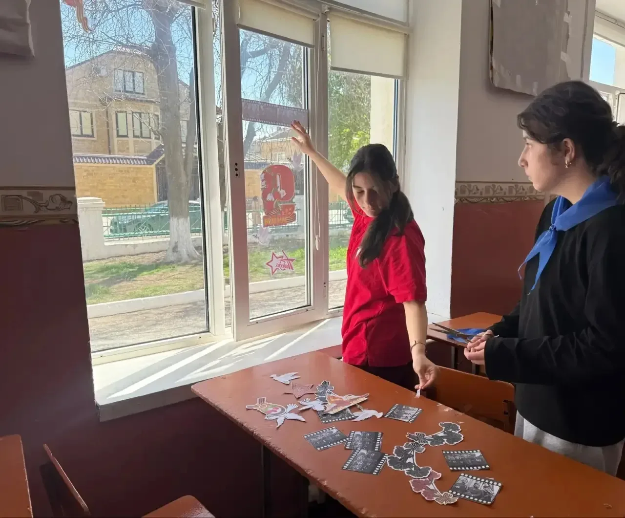💫 МКОУ «СОШ 1» с гордостью присоединяется к всероссийской акции «Окна Победы»!  🕊️ В преддверии вели