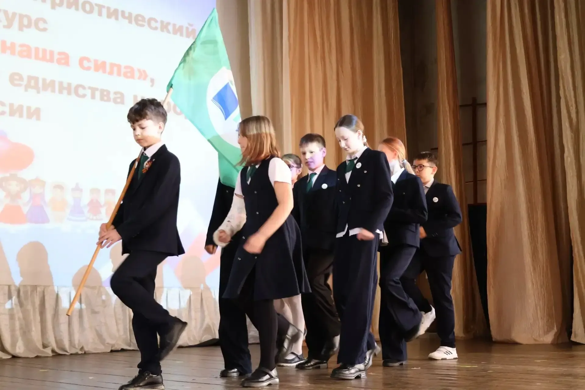 Эколята-лучшие ребята!  19 мая, в День детских общественных объединений, гимназисты традиционно учас